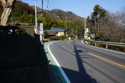 ちょっと間は歩道が無いので、車...