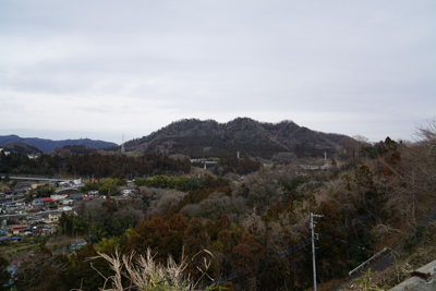 城山が見える。一度大きく下って...