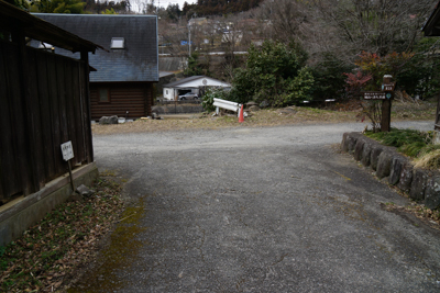 この先で小さな川を渡り、登り返...