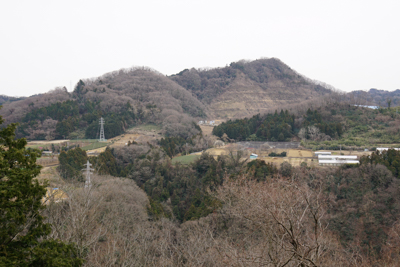 小倉山が見える。ここでふと思う...