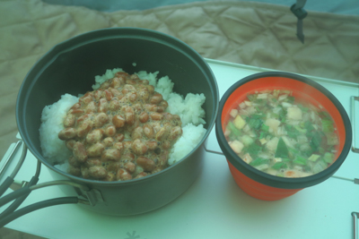 やっぱり、日本の朝食は納豆に味...