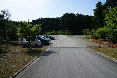 城山湖の駐車場はまだ開いていな...