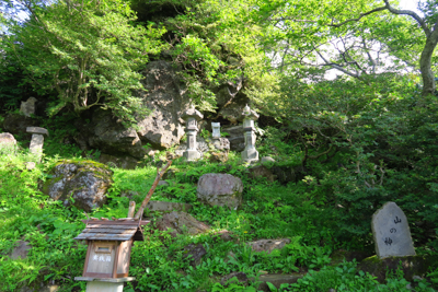 立派な山の神がある。...