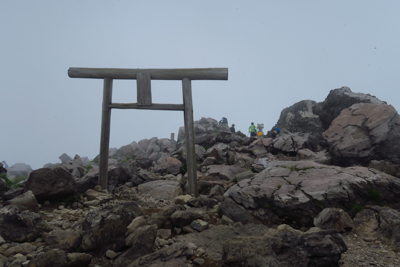 ・・・やっと山頂の鳥居が見えた...