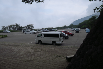 駐車場到着。なんとか本格的な雨...