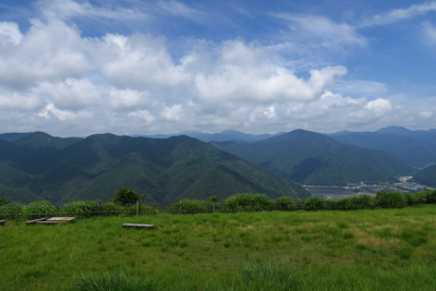 山頂は広いけど展望はまずまずだ...