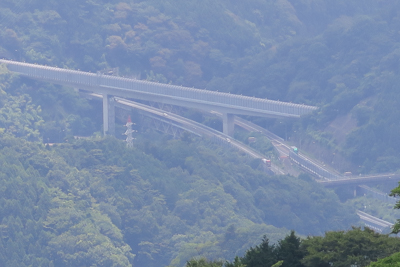 東名高速が見える。...