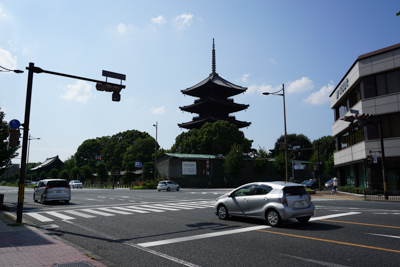 とりあえず駐車場の近くの東寺に...