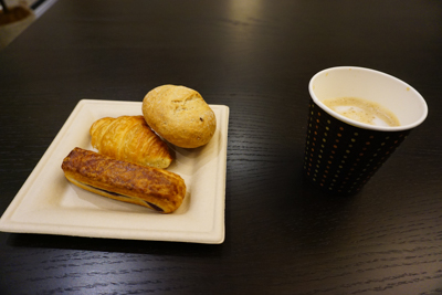 朝食はパン。ご飯の方がいいな〜...