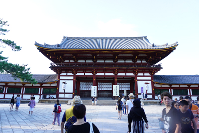 東大寺。入れるのは17時30分...