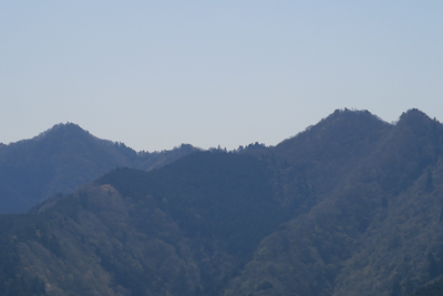 左端のポコンとした所が仏果山、...