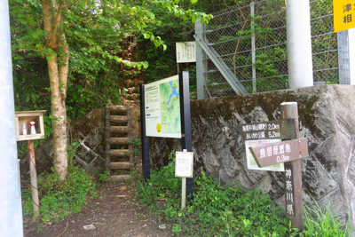 ここから登山道に入ります。...