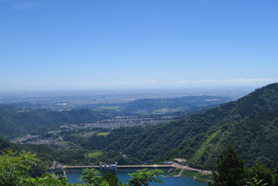 展望台からの眺め。宮ケ瀬ダムの...