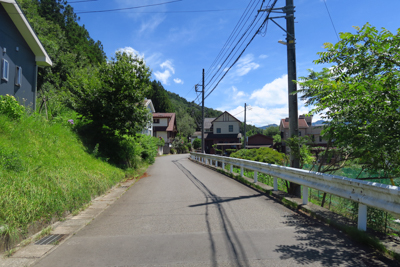 民家の間を抜けて、・・・...