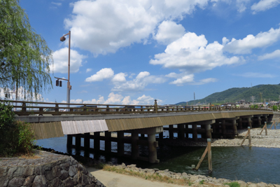 駅から東に向かう。すると宇治川...