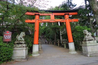 宇治川を渡るとすぐ宇治神社。...