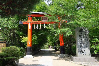 宇治神社の境内を抜けてさらに奥...