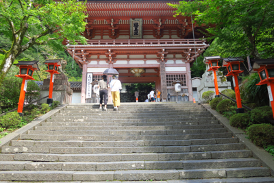 鞍馬寺へはかなりの登りがありま...