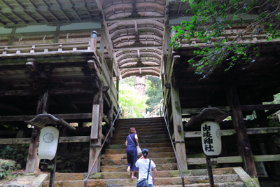 （鞍馬）寺に行くのに何故か（由...