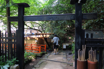 蔵馬寺の貴船川の入り口に到着。...