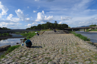 鴨川デルタの三角の頂点に立つ。...