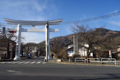 長瀞駅前の交差点からの宝登山（...