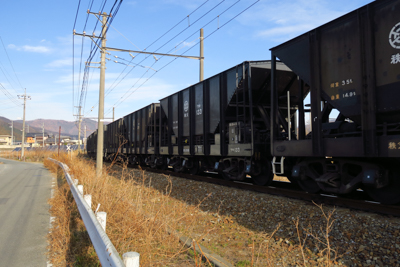 貨物車、、、じゃないよな。石と...