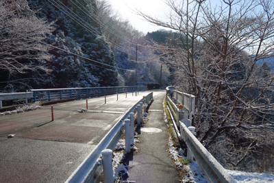 車道上も、一部日陰が凍っている...