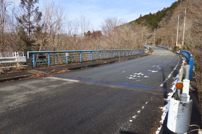 ふ〜、無事に車道に出た。...