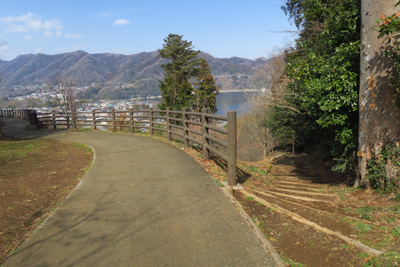 右下に進めば駐車場への近道だけ...