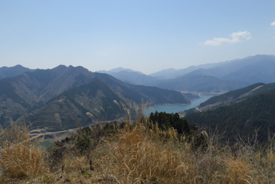 南山山頂からの宮ヶ瀬湖越えの丹...