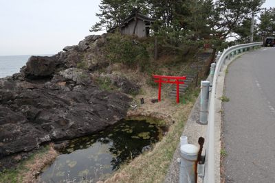 津波の記念碑を後にして進む。鳥...