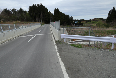 有料道路（まだ未開通？）を越え...