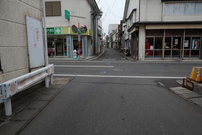 なんか、駅前の通り風なところに...