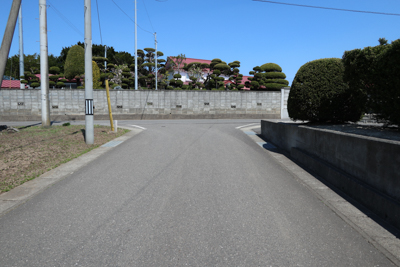 ・・・道なりに進むと丁字路があ...