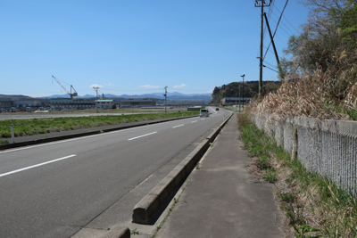 真っ直ぐな道になります。車の通...