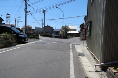 橋を渡って、左折すると、市街地...