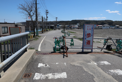 橋の反対側です。人が通れるスペ...