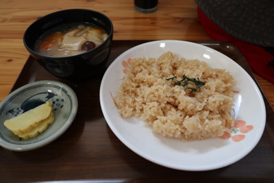 うにご飯とまめぶ汁のセットを食...