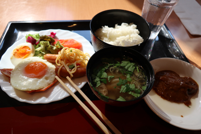 ホテルの朝食。ここでもまめぶ汁...